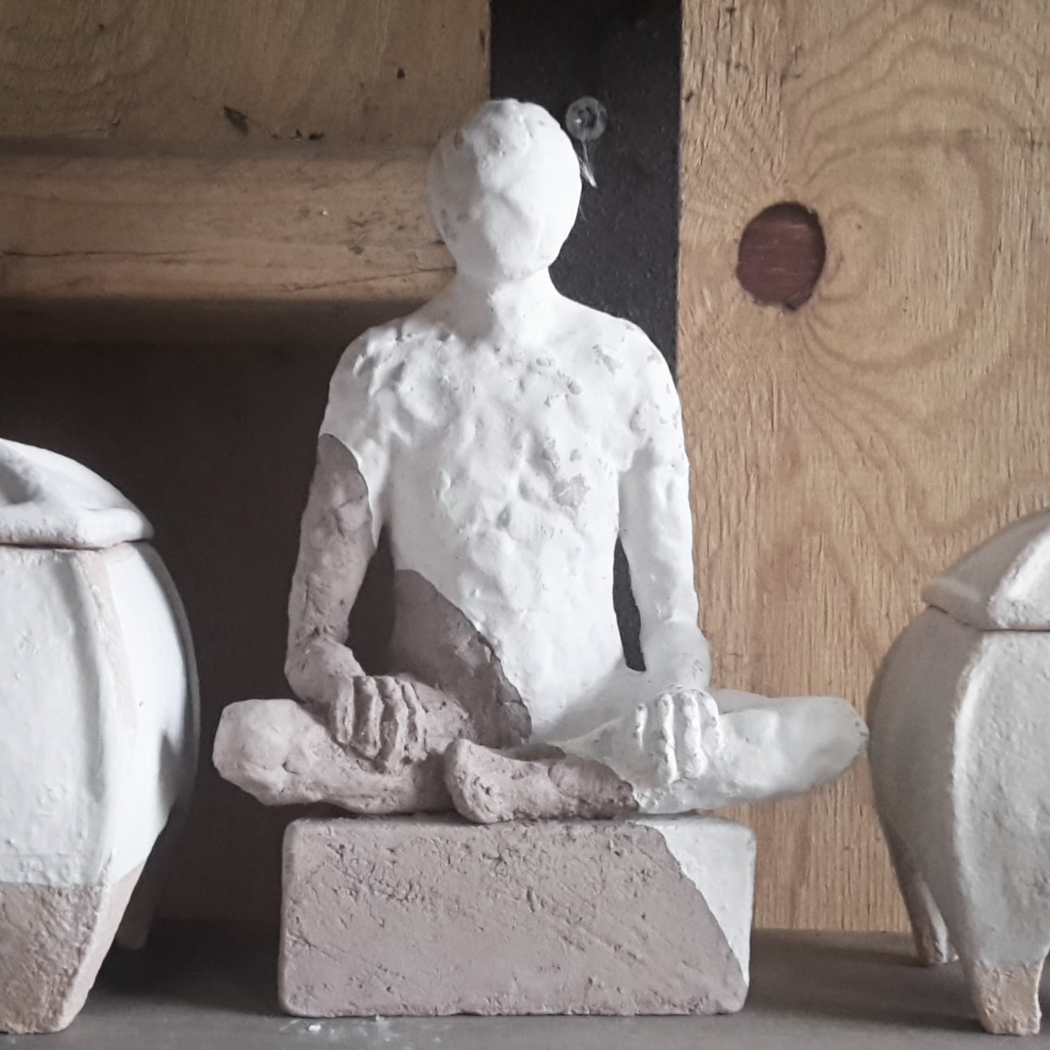 En skulptur som tålmodigt venter på at komme ind i ovnen